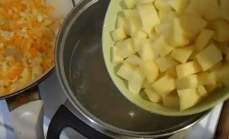 Картофель закладываем в кипящую воду