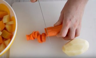 Нарезаем морковь кружочками