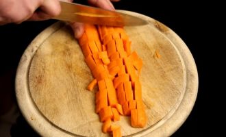 Режем морковь мелко