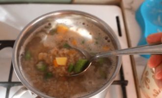 Варим овощной суп с гречкой