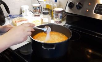 Добавить соль и специи в суп