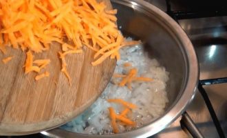 Отправляем в сковороду морковь