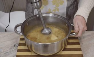 Измельчаем луковый суп в пюре