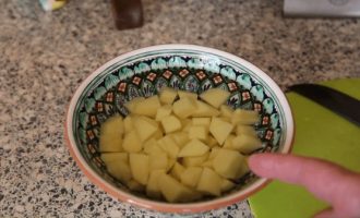 Промываем картошку