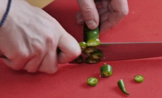 Измельчаем зеленый перец чили