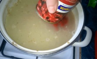 Добавляем в суп консервированную фасоль