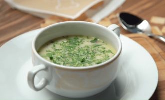 Подаем суп, украсив его зеленью