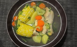 Подаем суп с кукурузой в глубокой тарелке