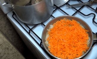 Морковь добавить к луку в сковороду