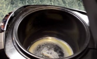 Растопить масло в чаше мультиварке