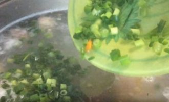 Зеленый лук отправляем в суп