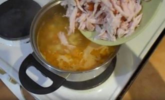Копченую курицу добавляем в суп
