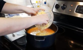 Добавляем натертый сыр в суп
