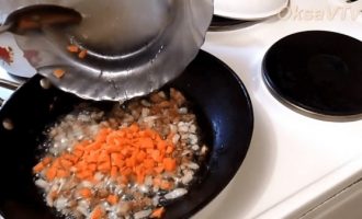 К шкваркам добавляем морковь