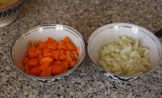 Измельчаем овощи для куриного бульона