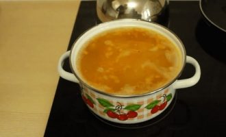 Варить гороховый суп с копченостями до готовности