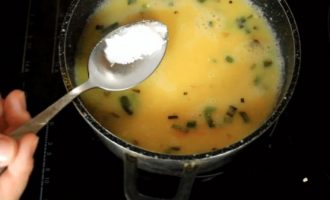 Добавляем специи и соль в гороховый суп