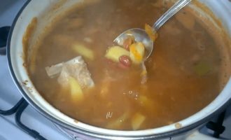Перемешиваем свиной суп