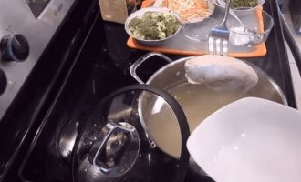 Выловить грудку из супа