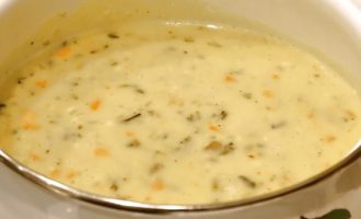 Сырный суп переложить в кастрюлю