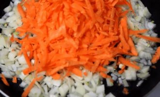 Обжариваем морковь с луком