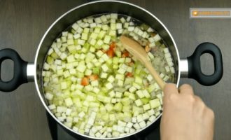 Добавляем в суп овощи кубиками