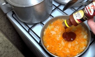 Томатный соус добавить к заправке из лука и моркови