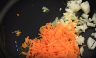 Пассеруем морковь и лук