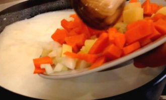 Варим овощи для сырного супа