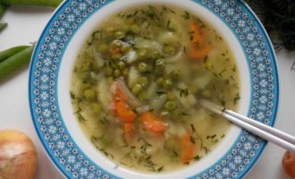 Суп с зеленым горошком в тарелке
