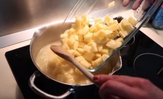 Картофель отправляем в суп