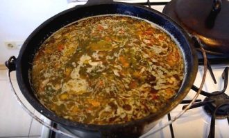 Приправляем суп специями и зеленью