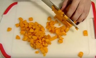 Морковь режем кубиками