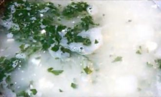 Добавляем замороженную зелень в супчик
