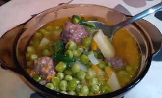 Аппетитный суп из зеленого горошка с фрикадельками