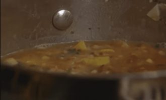 Варим фасолевый суп до готовности