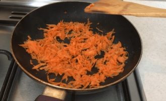Морковь тушим на сковородке