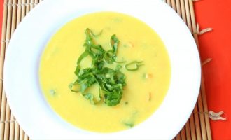 Подача супа-пюре с зеленым луком