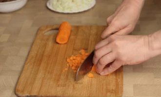 Измельчаем морковь ножом