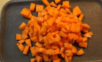 Мелко нарезать морковь