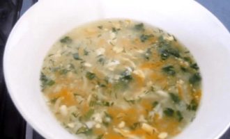 Подаем суп в большой белой тарелке