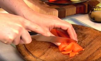 Режем морковь средними кусочками