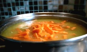 Кладем в кастрюлю морковь