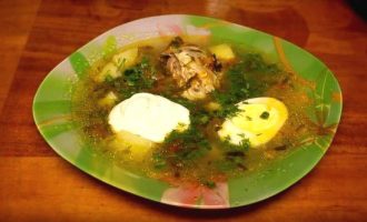 Подача щавелевого супа в зеленой тарелке