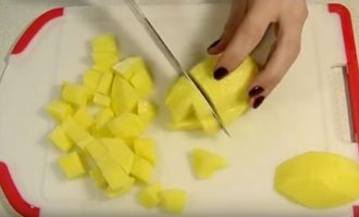 Режем картошку на кубики