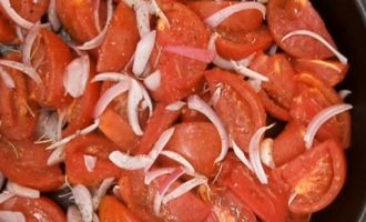 Добавляем специи к резаным томатам