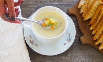 Подача деревенского супа с гренками