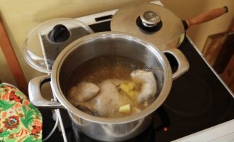 Добавляем в куриный суп картофель