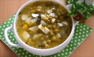 Подаем суп с горошком и овощами в белой глубокой тарелке