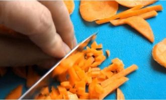 Нарезенная кубиками морковь